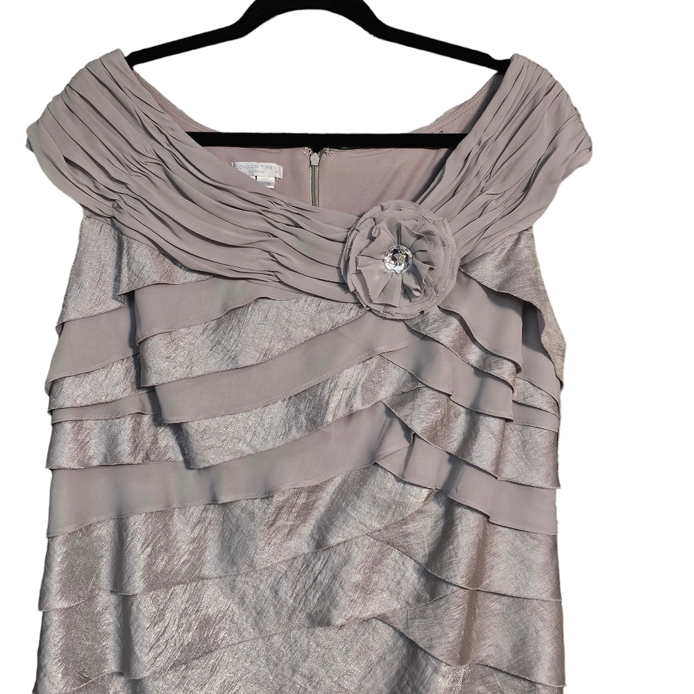 London Times Tiered Shutter Sheath Cocktail Silver Rosette Dress Size 18W - Picture 3 of 12